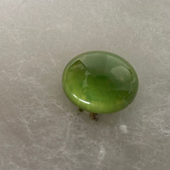 Vintage green swirled glass button earrings screwback clasp. - Picture 2 of 7